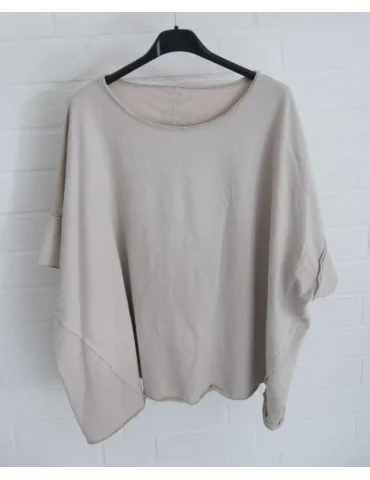 Beiges locker sitzendes Oversize-Shirt auf einem Kleiderbügel