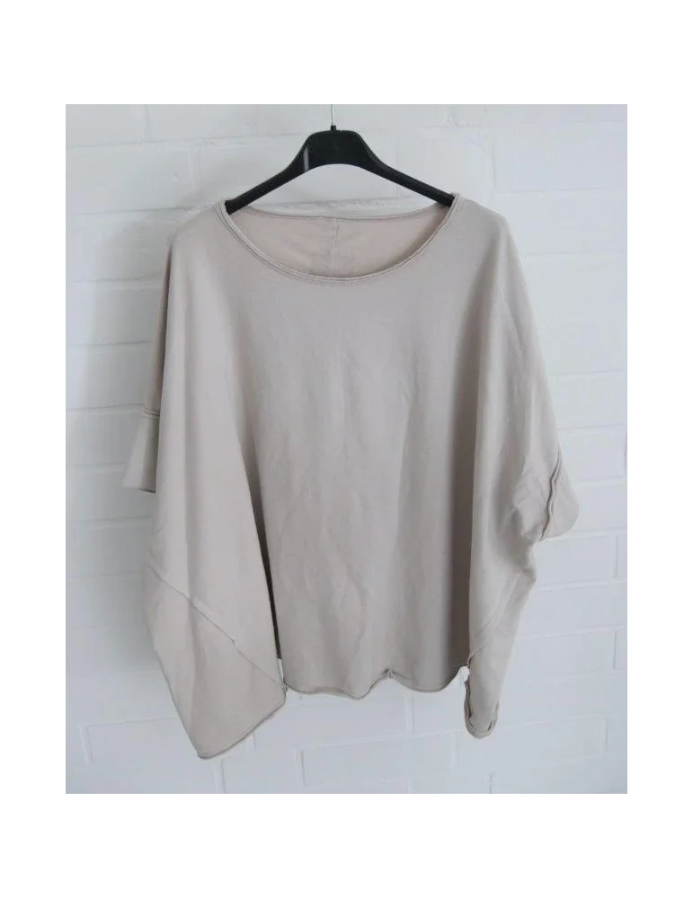 Beiges locker sitzendes Oversize-Shirt auf einem Kleiderbügel