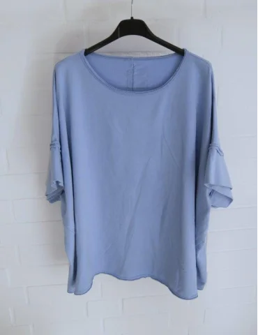 Hellblaues locker sitzendes Oversize-Shirt auf einem Kleiderbügel