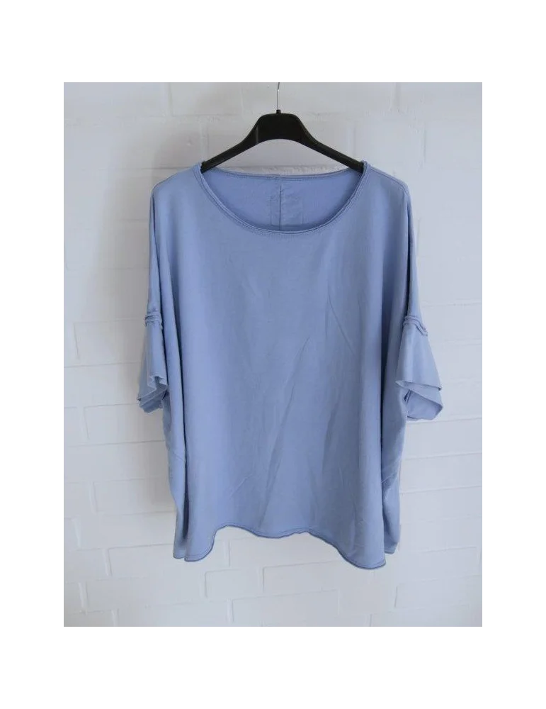 Hellblaues locker sitzendes Oversize-Shirt auf einem Kleiderbügel