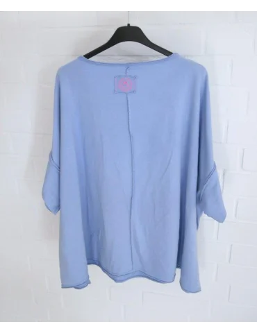 Rückansicht Hellblaues locker sitzendes Oversize-Shirt auf einem Kleiderbügel