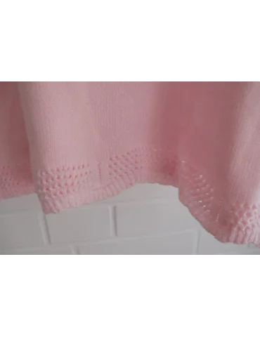 Nahaufnahme Lochmuster rosefarbener Pullover