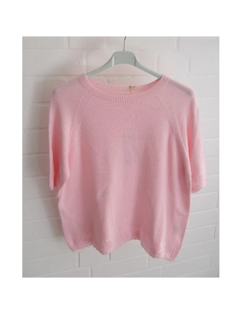 Leichter rosefarbener Strick Pullover mit Rundhals und Lochmuster an Bund und Ärmeln.