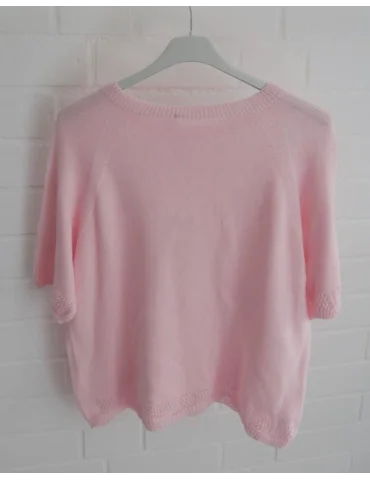 Rückansicht Leichter rosefarbener Strick Pullover mit Rundhals und Lochmuster an Bund und Ärmeln.