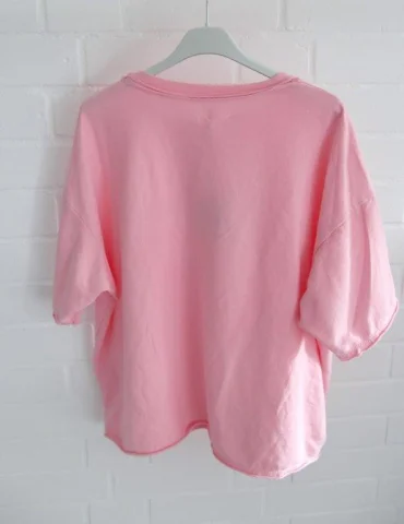 Rückansicht lachsfarbenes kurzarm Sweatie mit Brustaufdruck "Love + Peace"