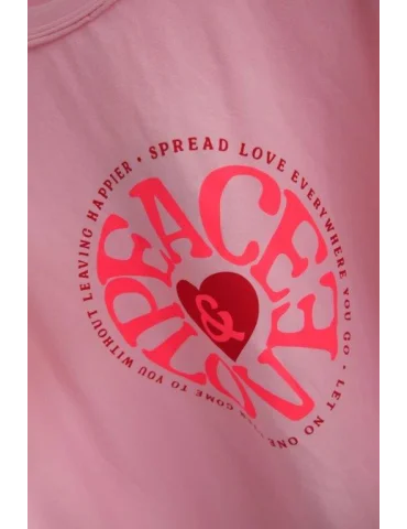 Nahaufnahme Brustaufdruck "Love + Peace"