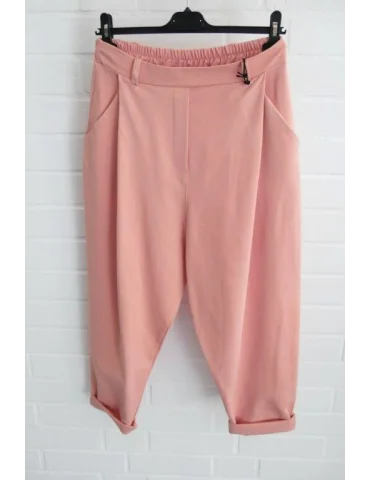 Baggy Hose in rose-lachs mit Gürtelschlaufen vor weißer Wand