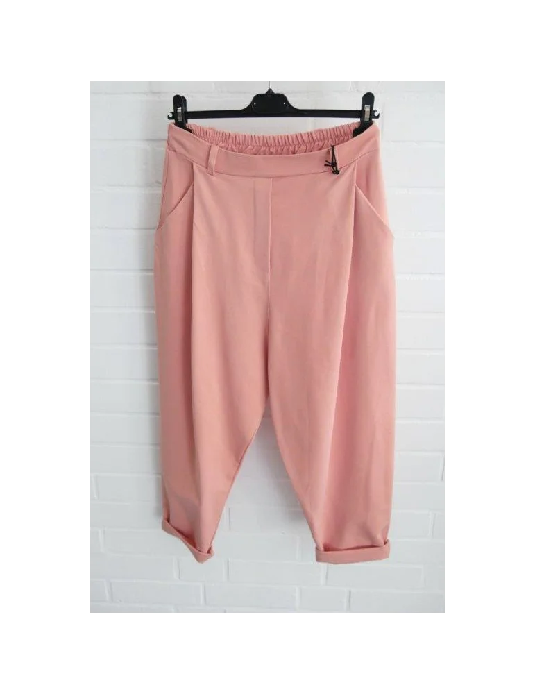 Baggy Hose in rose-lachs mit Gürtelschlaufen vor weißer Wand