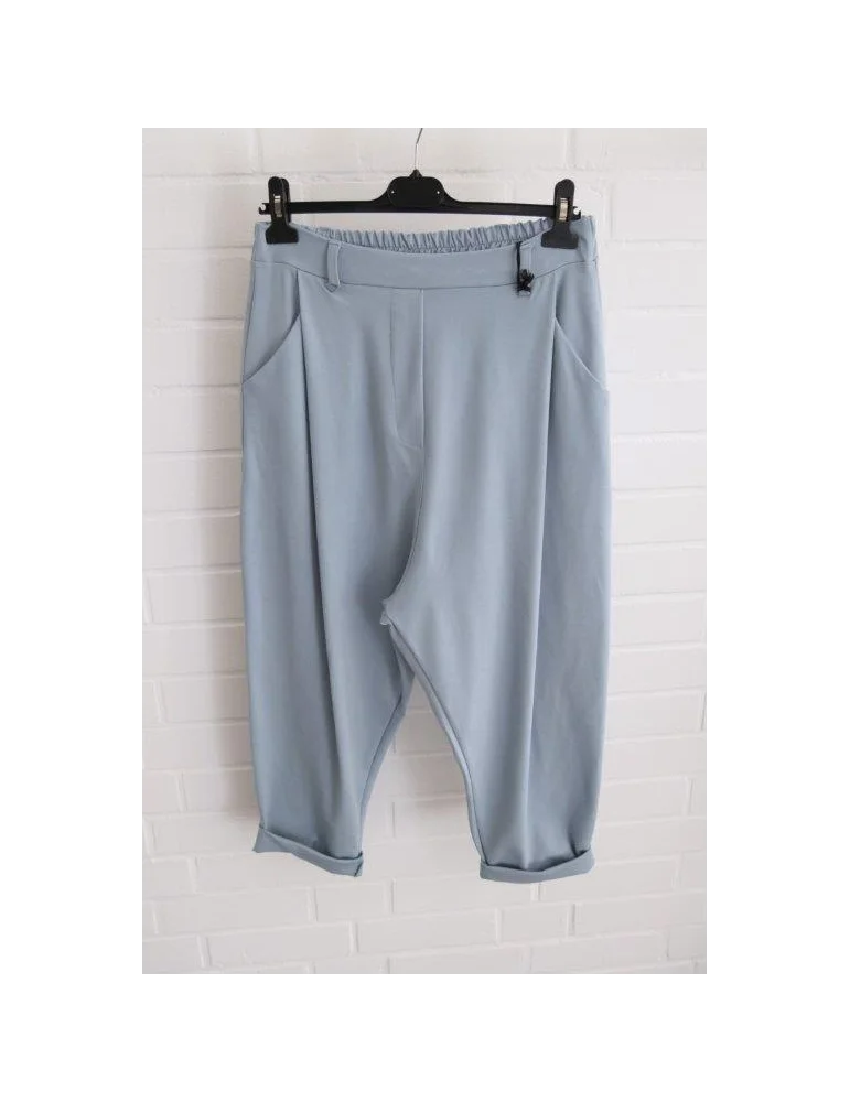 Jeansblaue Baggyhose mit Gürtelschlaufen vor weißer Wand