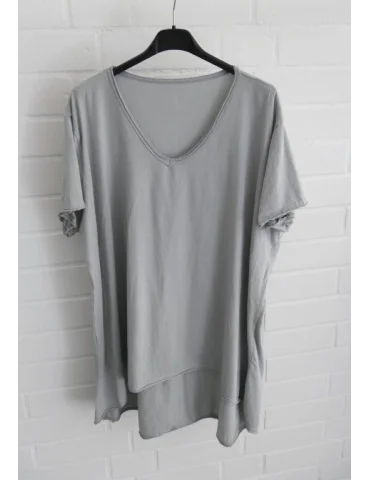 Hellgraues Damen T-Shirt mit V-Ausschnitt vor weißer Wand