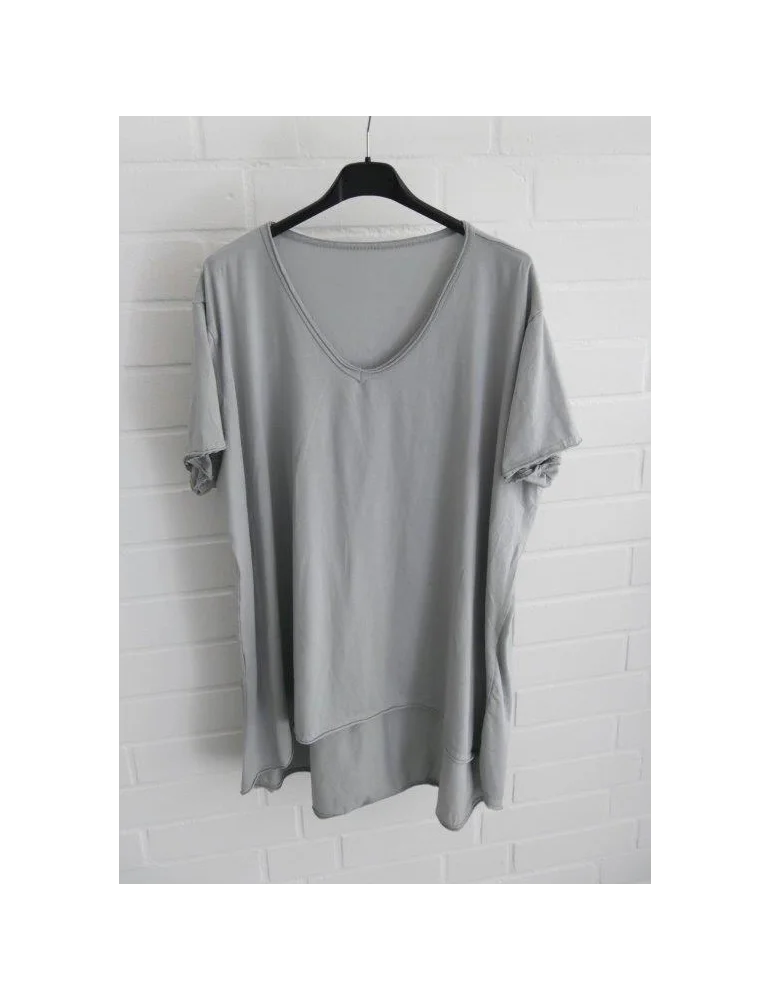 Hellgraues Damen T-Shirt mit V-Ausschnitt vor weißer Wand