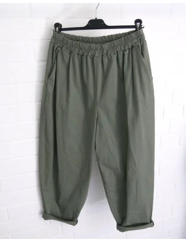 Olivgrüne Stoffhose mit Gummizug in 7/8 Länge und mit Eingrifftaschen vorne