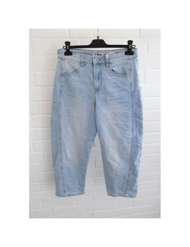 Hellblaue Damen 7/8 Jeans mit High Waist Bund und vertikalen Ziernähten vor weißer Wand