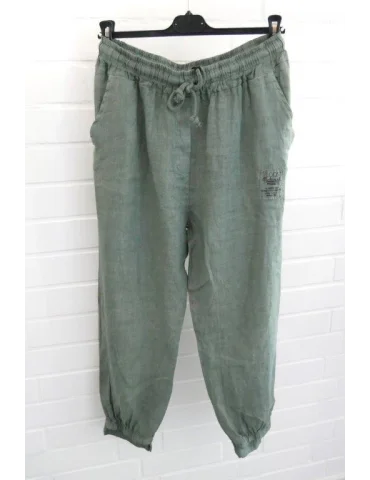 Grüne Damen Leinenhose mit elastischem Bund, Kordelzug und Logo-Patch vor weißer Wand