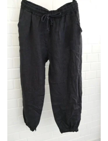 Dunkelblau Damen Leinenhose mit elastischem Bund, Kordelzug und Logo-Patch vor weißer Wand.