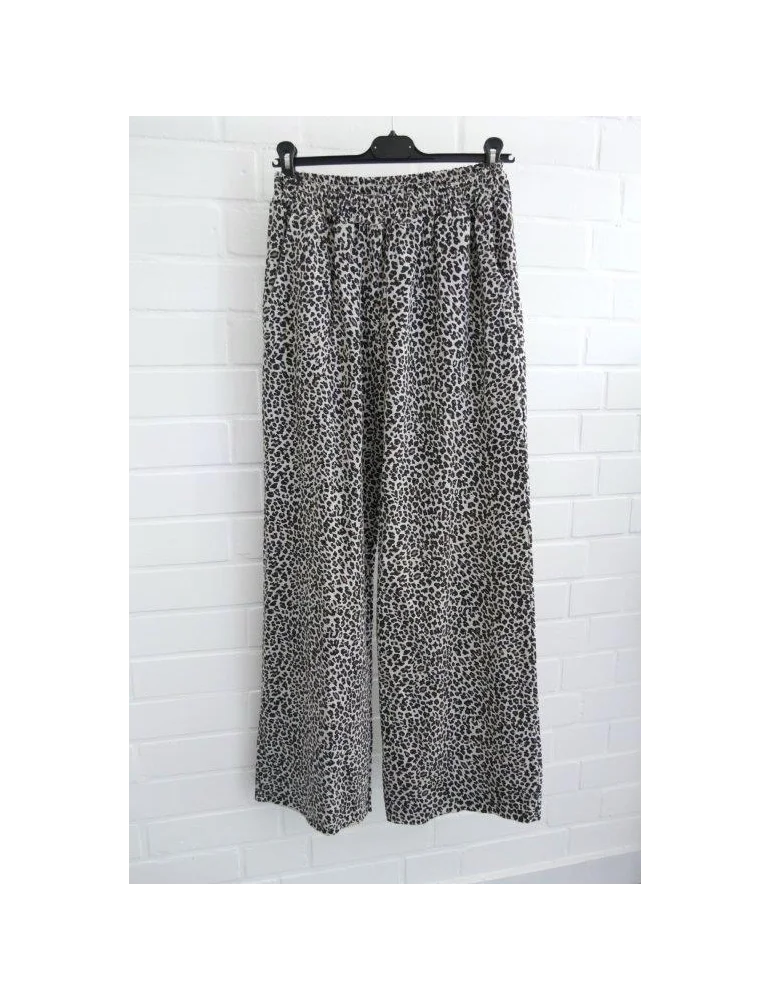 Marlene Hose im Jogger Style mit kleinem Leo Muster in beige schwarz vor weißer Wand