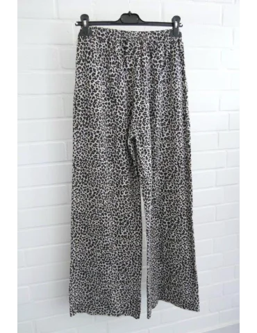 Rückansicht Marlene Hose im Jogger Style mit kleinem Leo Muster in beige schwarz vor weißer Wand