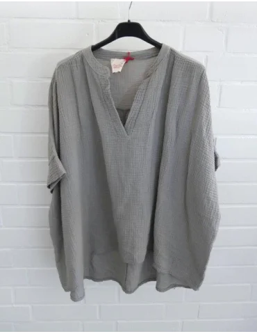 Taupefarbene Kurzarm-Bluse aus Musselin-Stoff mit V-Ausschnitt auf einem Kleiderbügel