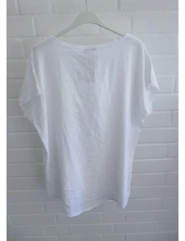 Rückansicht Weißes Damen Shirt mit V-Ausschnitt und ausgefransten Kanten vor weißer Wand