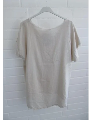 Rückansicht Beiges Damen Shirt mit V-Ausschnitt und ausgefransten Kanten vor weißer Wand