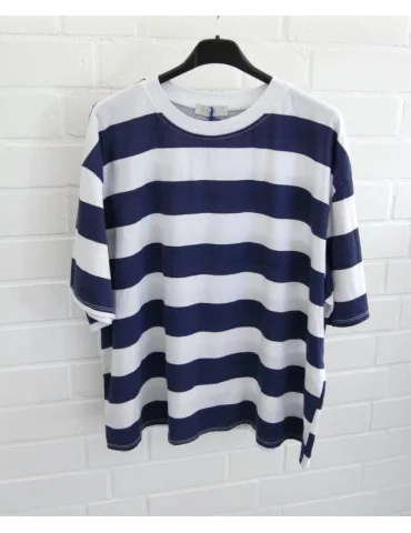 Dunkelblau und weiß gestreiftes Damen Oversized T-Shirt hängend vor weißer Wand