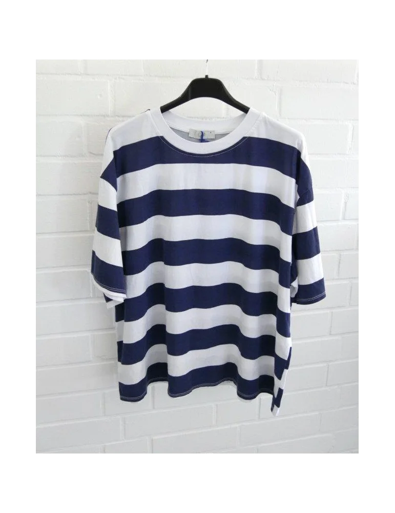 Dunkelblau und weiß gestreiftes Damen Oversized T-Shirt hängend vor weißer Wand