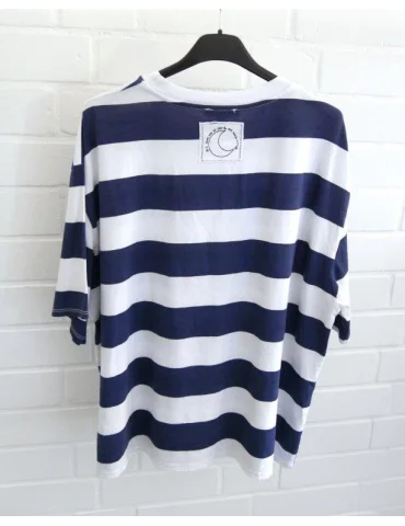 Rückansicht Dunkelblau und weiß gestreiftes Damen Oversized T-Shirt hängend vor weißer Wand