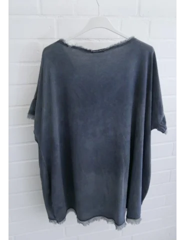 Rückansicht Oversized T-Shirt in Vintage-blau mit V-Ausschnitt, Brusttasche und Fransen-Details am Saum