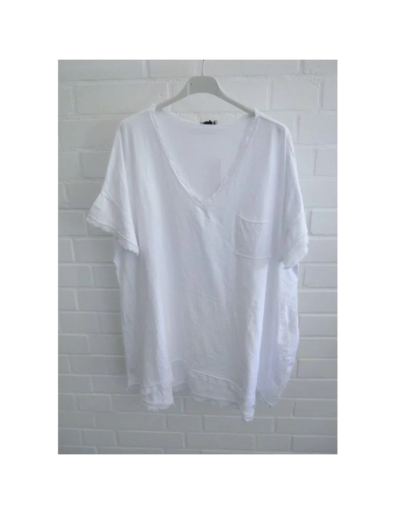 Oversized T-Shirt in weiß mit V-Ausschnitt, Brusttasche und Fransen-Details am Saum