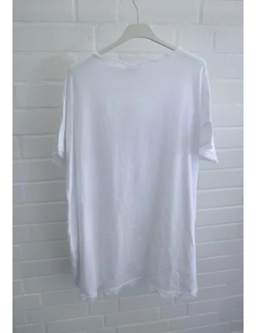 Rückansicht Oversized T-Shirt in weiß mit V-Ausschnitt, Brusttasche und Fransen-Details am Saum