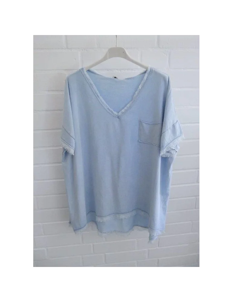 Oversized T-Shirt in Vintage-Hellblau mit V-Ausschnitt, Brusttasche und Fransen-Details am Saum