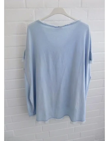 Rückansicht Oversized T-Shirt in Vintage-Hellblau mit V-Ausschnitt, Brusttasche und Fransen-Details am Saum