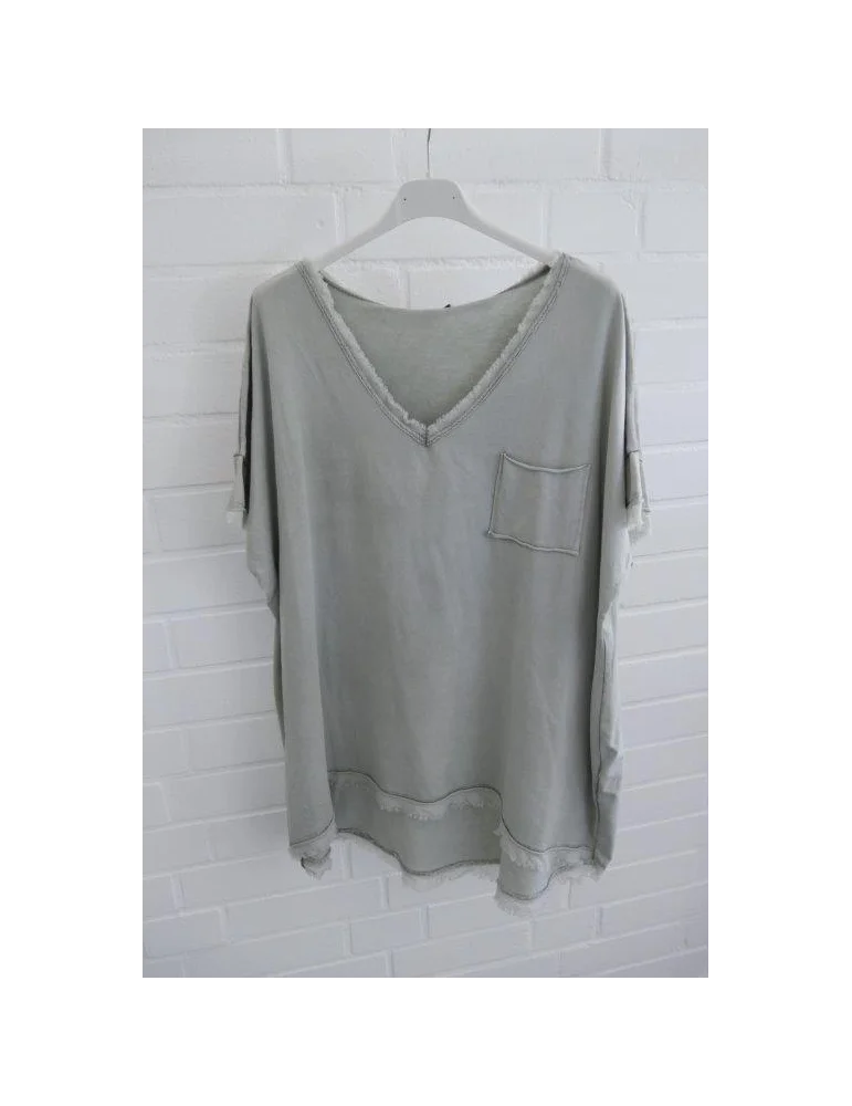 Oversized T-Shirt in Vintage-Salbeigrün mit V-Ausschnitt, Brusttasche und Fransen-Details am Saum.