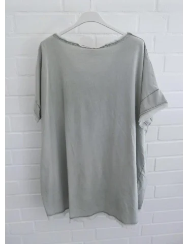 Rückansicht Oversized T-Shirt in Vintage-Salbeigrün mit V-Ausschnitt, Brusttasche und Fransen-Details am Saum.