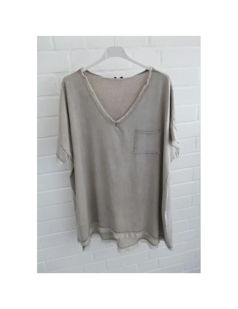 Oversized T-Shirt in Vintage-Schlamm mit V-Ausschnitt, Brusttasche und Fransen-Details am Saum.