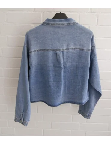 Rückansicht Kurzes kastiges Jeanshemd für Damen vor weißer Wand