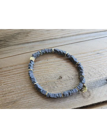 Armband mit aufgereihten eckigen Plättchen in grau und goldfarben
