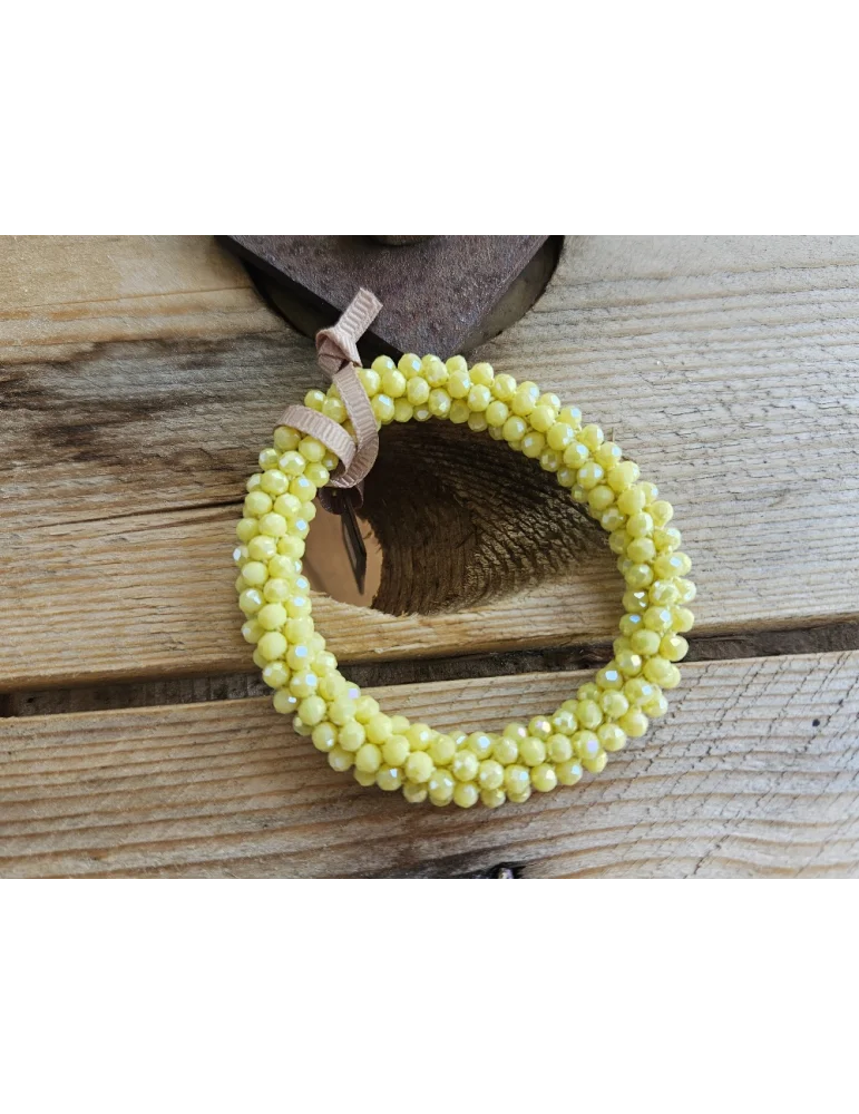 Gelbes Armband mit mehrfach aufgereihten Kristallperlen