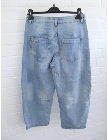 Rückansicht Hellblaue Damen Jeans im Barrel-Leg-Schnitt mit hoher Taille und verkürztem Bein