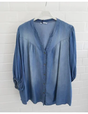 Lyocell Bluse mit kurzen Pumpärmeln und einem V-Ausschnitt der in eine Knopfleiste über geht.