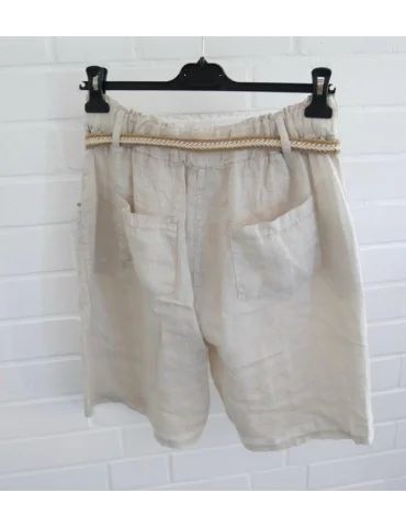 Rückansicht Beige Damen Bermuda aus Leinen mit Gürtel und kleinen Knöpfen