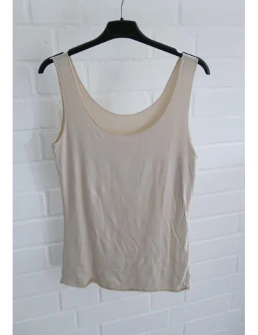 Nahtloses Damen Tanktop in Beige mit Rundhalsausschnitt auf einem Kleiderbügel