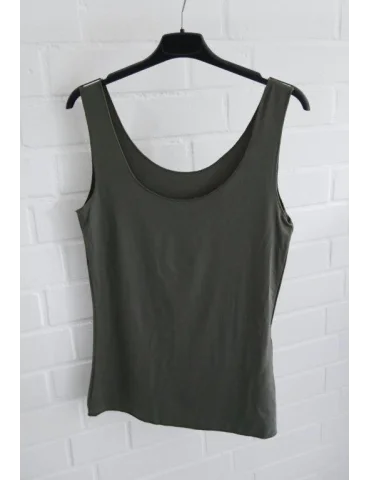 Nahtloses Damen Tanktop in Olivgrün mit Rundhalsausschnitt auf einem Kleiderbügel