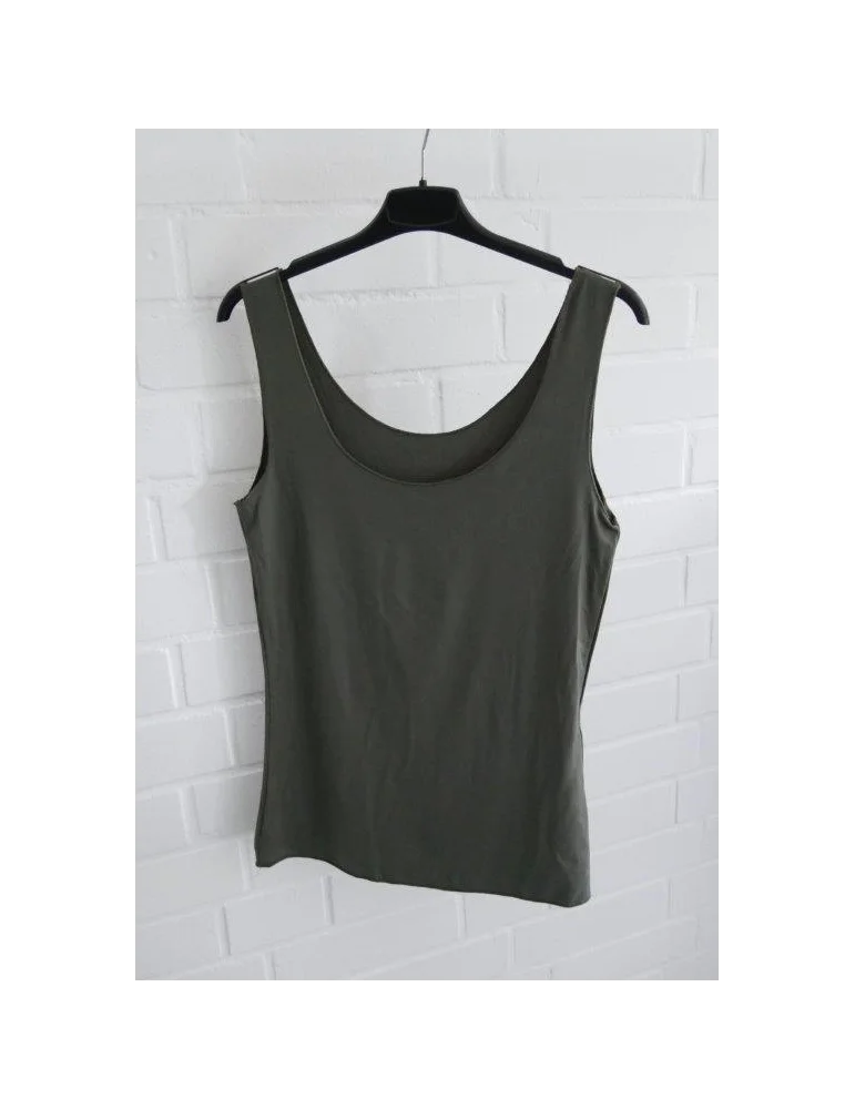 Nahtloses Damen Tanktop in Olivgrün mit Rundhalsausschnitt auf einem Kleiderbügel