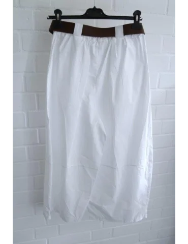 Rückansicht Weiße Culotte Damen Stoffhose mit braunem Gürtel auf einem Kleiderbügel vor weißer Wand