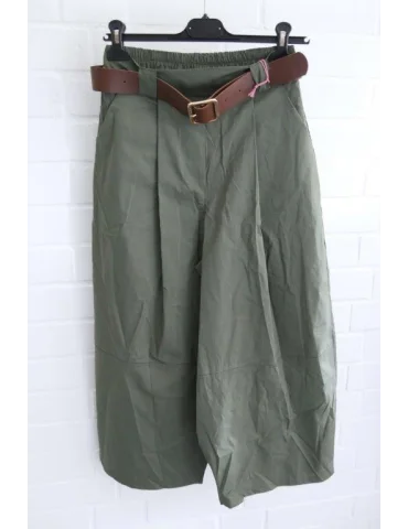 Olivgrüne Culotte Damen Stoffhose mit braunem Gürtel auf einem Kleiderbügel vor weißer Wand