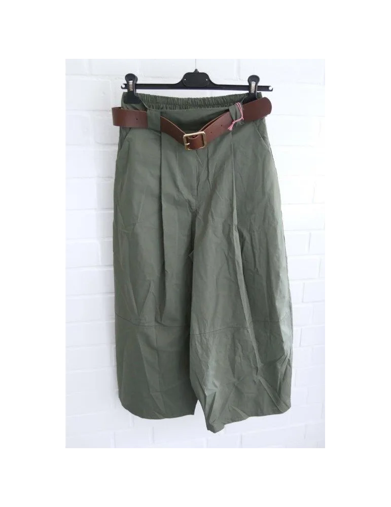 Olivgrüne Culotte Damen Stoffhose mit braunem Gürtel auf einem Kleiderbügel vor weißer Wand