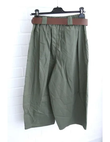 Rückansicht Olivgrüne Culotte Damen Stoffhose mit braunem Gürtel auf einem Kleiderbügel vor weißer Wand