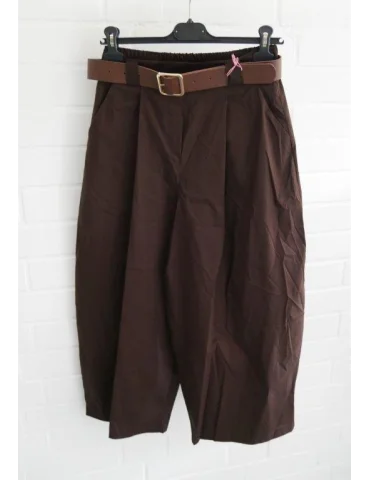 Schokobraune Culotte Damen Stoffhose mit braunem Gürtel auf einem Kleiderbügel vor weißer Wand