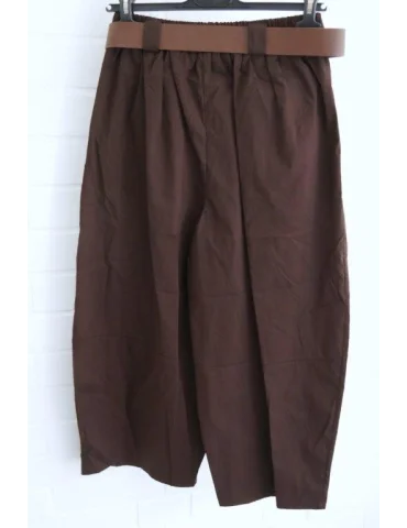Rückansicht Schokobraune Culotte Damen Stoffhose mit braunem Gürtel auf einem Kleiderbügel vor weißer Wand
